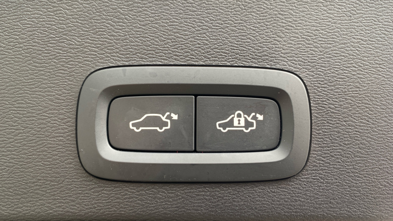 Volvo XC40 2.0 B4P Ultra Dark 5dr Auto Petrol Estate